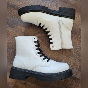 Womens Size 9.5 W White Combat Boots Shoes